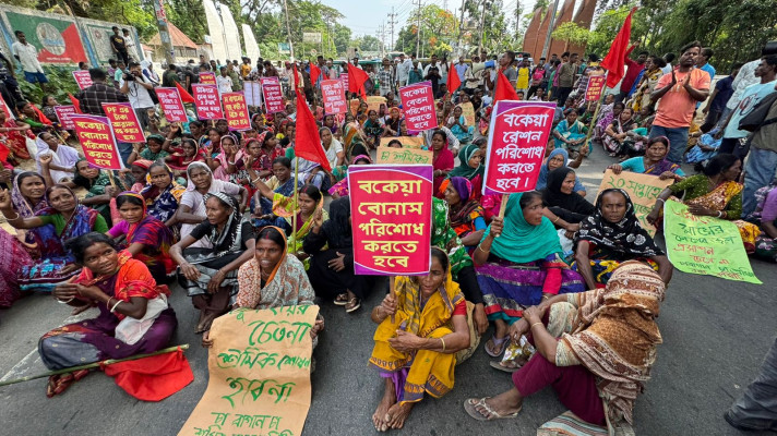 বকেয়া বেতন পরিশোধের দাবিতে সড়কে অবস্থান নেন চা শ্রমিকরা। ছবি-নতুন সিলেট