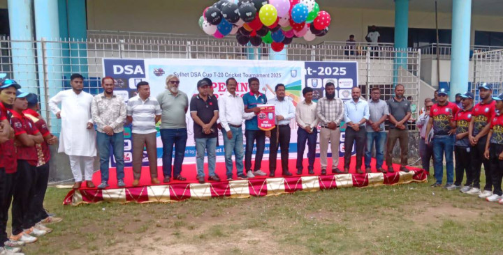মঙ্গলবার (৬ মে) সকাল সাড়ে ১১টায় সিলেট ডিএসএ কাপ টি-২০ ক্রিকেট টুর্নামেন্ট’র উদ্বোধন করেন জেলা প্রশাসকসহ অতিথিবৃন্দ।  ছবি-নতুন সিলেট