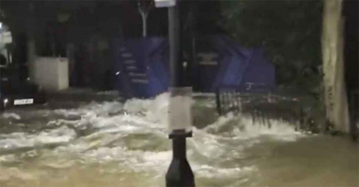 পানি সরবরাহ লাইন ফেটে লন্ডনে বন্যা!