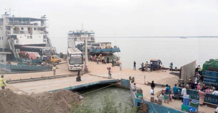 দৌলতদিয়া ফেরিঘাটে আবারও যাত্রীবাহী বাস পড়ল পদ্মায়