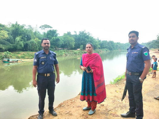 জৈন্তাপুরে অবৈধভাবে বালু উত্তোলনে সরঞ্জামসহ স্টিল নৌকা জব্দ 