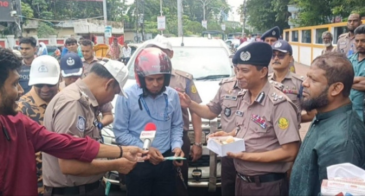 সিলেটে হেলমেট পরলেই মিষ্টিমুখ, না পরলে উপহার হেলমেট
