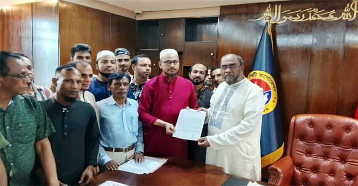 ফুটপাত ও রাস্তা দখলমুক্ত করার দাবিতে সিসিক প্রশাসকের কাছে স্মারকলিপি প্রদান 