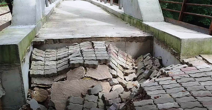 হবিগঞ্জে কাজ শেষ হওয়ার আগেই নির্মাণাধীন ব্রিজের সড়কে ধস