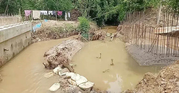 মৌলভীবাজারে বন্ধ সেতুর কাজ: ২৫ গ্রামের মানুষ দুর্ভোগে