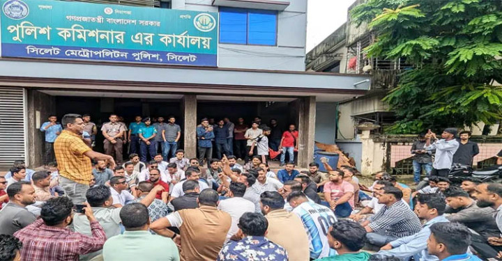 সিলেটে ছাত্রলীগ রুখতে পুলিশ কমিশনার কার্যালয়ে ছাত্রদলের অবস্থান