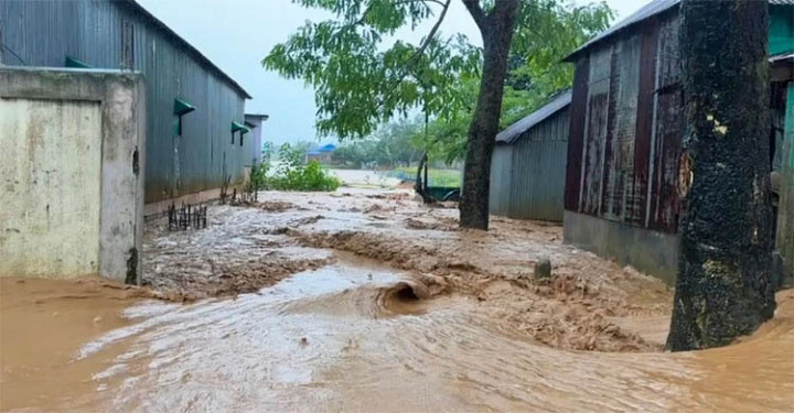 সুনামগঞ্জে পাহাড়ি ঢলে ভেসে গেছে বসতভিটা