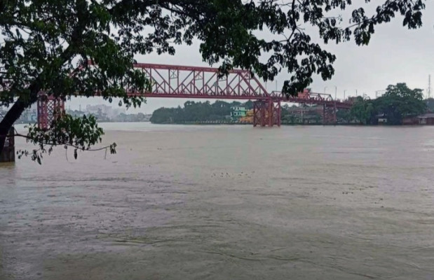 সুরমার পানি বিপৎসীমার ওপর দিয়ে প্রবাহিত হচ্ছে