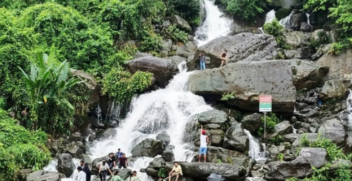 জাফলংয়ে যৌবনে ফিরল মায়াবী ঝর্ণা, পর্যটকদের ভিড়