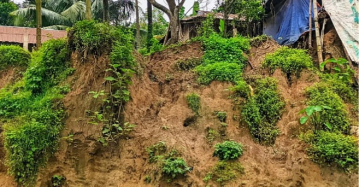 মৌলভীবাজারে পাহাড় ধ্বসের আতঙ্ক, স্থায়ী পুনর্বাসনের দাবি