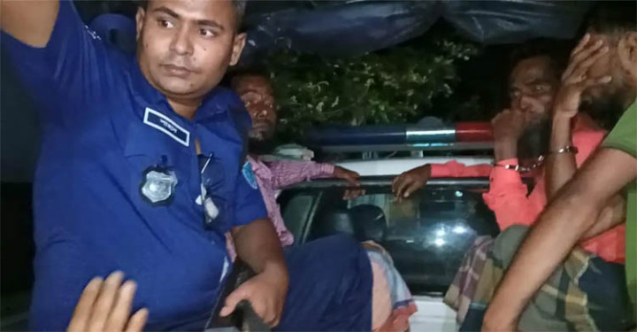 ​সুনামগঞ্জ ১ কোটি টাকার ভারতীয় চোরাচালানি পণ্য জব্দ, ৩ চোরাকারবারি আটক