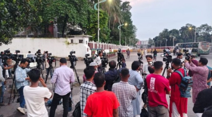 রাষ্ট্রপতির পদত্যাগে বঙ্গভবন ঘিরে কৌতূহল