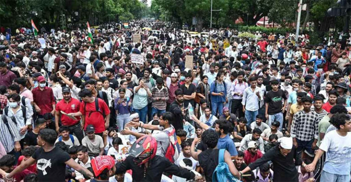 দিল্লিতে আবারও উত্তেজনা, পুলিশের লাঠিচার্জ ও টিয়ালশেল নিক্ষেপ