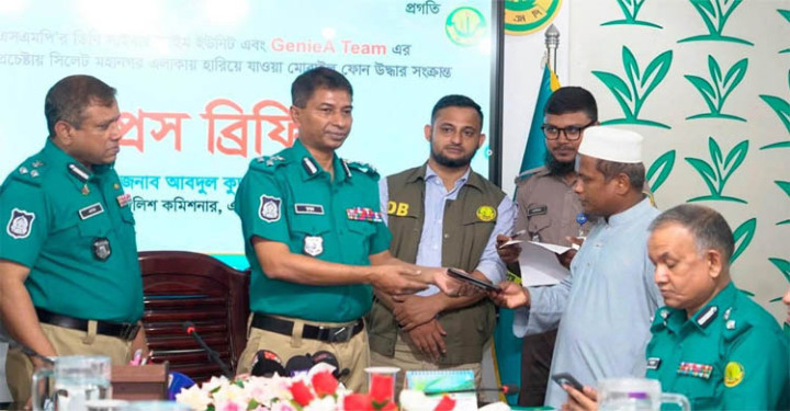 উদ্ধার করা ৪৪ মোবাইল ফোন মালিকদের কাছে ফিরিয়ে দিলো এসএমপি