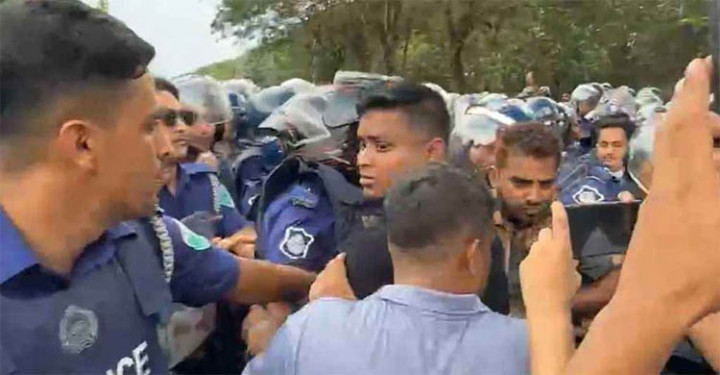 পুলিশের সঙ্গে হাসনাত-নাসীরুদ্দীনের ধাক্কাধাক্কি