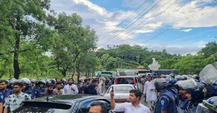শ্রীমঙ্গলে পুলিশি বাধা পেরিয়ে ফের হবিগঞ্জের পথে এনসিপি নেতারা