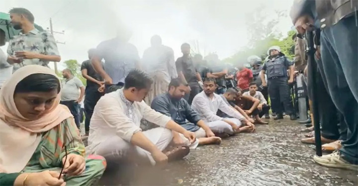 বৃষ্টির মধ্যেই রাস্তায় বসে অবস্থান এনসিপি নেতাকর্মীরা