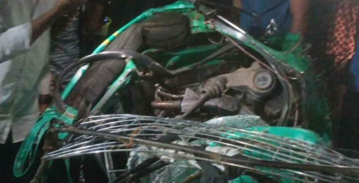 বাসের ধাক্কায় দুমড়ে-মুচড়ে গেল ৬ অটোরিকশা, নিহত ২, আহত ৩০