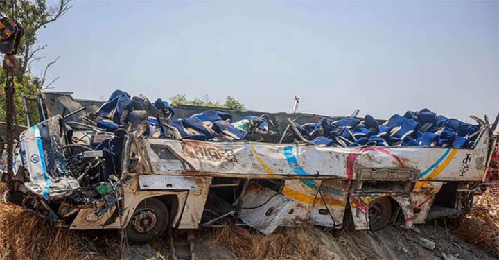যাত্রীবাহী বাস খাদে পড়ে নিহত ২৭