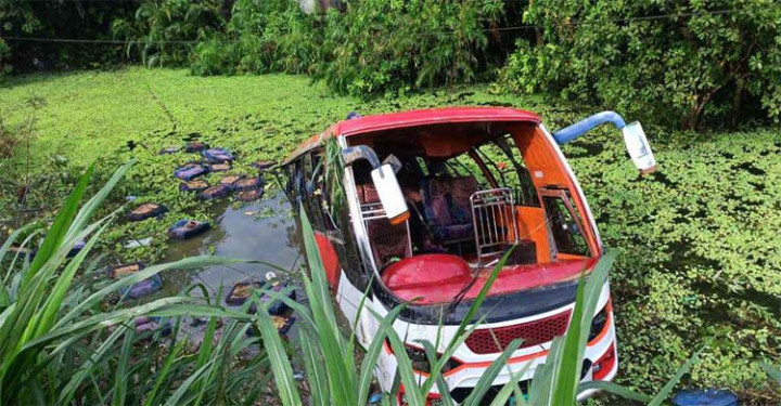 যাত্রীবাহী বাস খাদে পড়ে আহত ২০ 