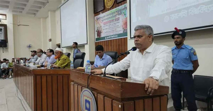 আমাদের ভেতরের বিভেদ দেখেই ফ্যাসিবাদীরা মুচকি হাসছে: রাবি উপাচার্য