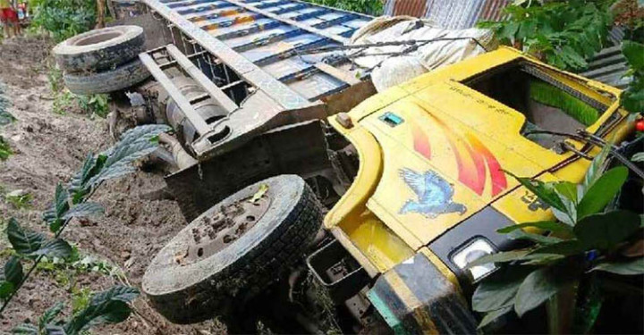 বসতঘরে উল্টে পড়ল আটাবোঝাই ট্রাক, অন্তঃসত্ত্বা গৃহবধূর মৃত্যু