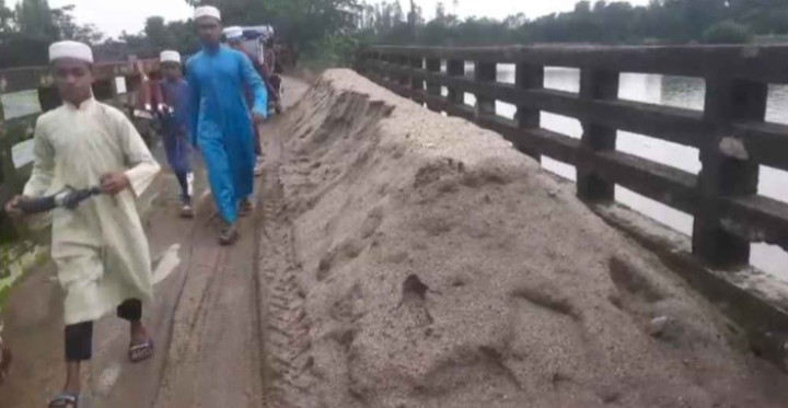 সুনামগঞ্জে সেতুর উপরে বালুর ব্যবসা, দুর্ভোগে এলাকাবাসী
