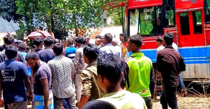 জৈন্তাপুরে বাস চাপায় আহত ১, সড়ক অবরোধ করে বিক্ষোভ