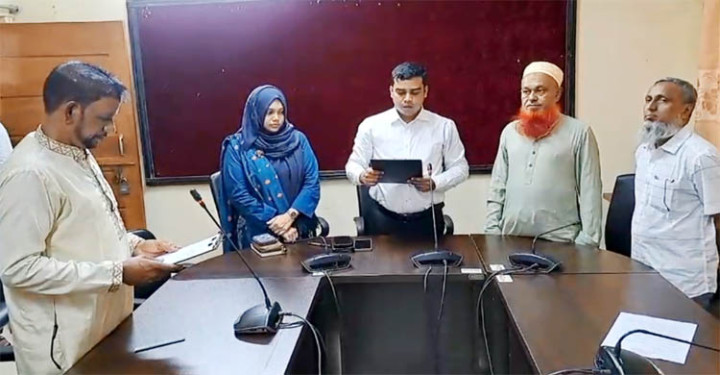 বড়লেখায় ৪ বছর ৯ মাস পর ইউপি সদস্যের শপথ