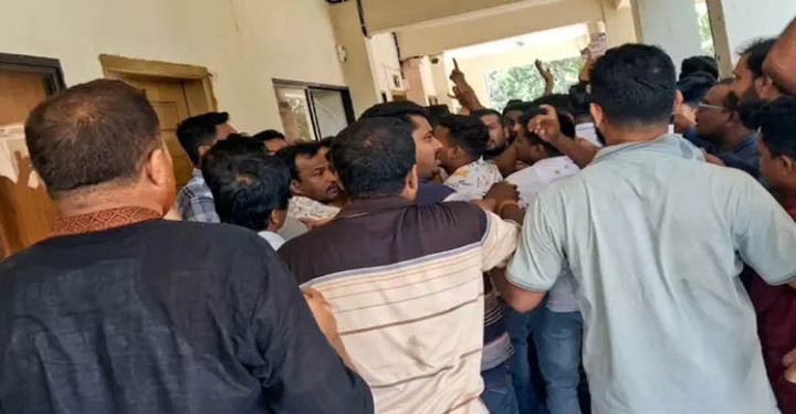 হবিগঞ্জে অনিয়মের অভিযোগে ইউএনওকে লাঞ্ছিত