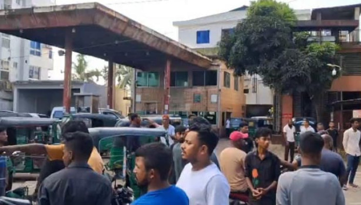 সিলেটে গ্যাস সংকটে পাম্প বন্ধ,  সড়ক অবরোধ করে বিক্ষোভ
