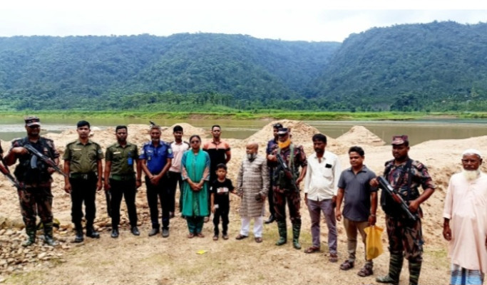 জৈন্তাপুরে অভিযানে ৪টি নৌকা ধ্বংস ও বালু জব্দ