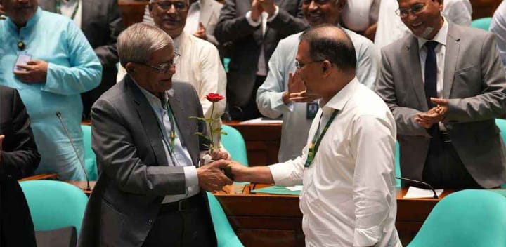 নবনির্বাচিত রাষ্ট্রপতিকে ফুল দিয়ে অভিনন্দন জানালেন প্রধানমন্ত্রী