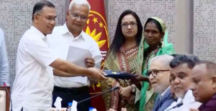 মৌলভীবাজারে প্রধানমন্ত্রীর রেইনকোট উপহারে চা-বাগানে আনন্দ-উচ্ছ্বাস