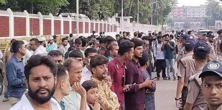 নতুন রাষ্ট্রপতির শপথ ঘিরে বঙ্গভবনের আশপাশে উৎসুক জনতার ভিড়