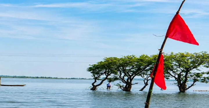 সুনামগঞ্জে টাঙ্গুয়ার হাওরে লাল নিশান, পর্যটকদের জন্য ৬ নির্দেশনা