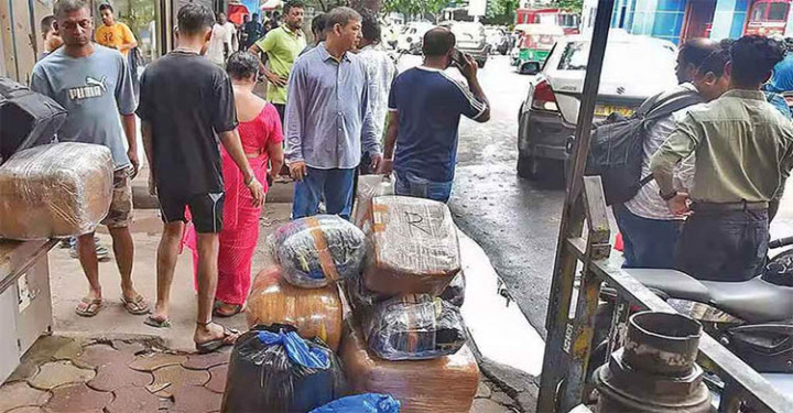 আতংকে কলকাতা ছাড়ছেন বাংলাদেশিরা