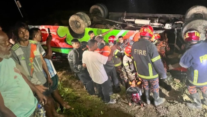সুনামগঞ্জে যাত্রীবাহী বাস খাদে পড়ে নিহত ১, আহত ২০