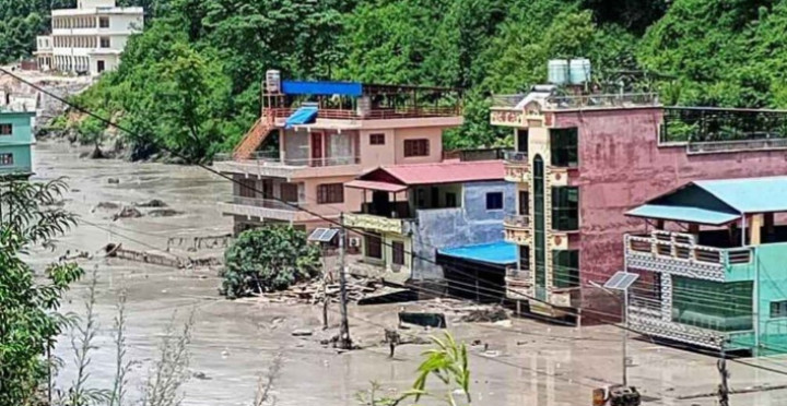 ভয়াবহ বন্যায় ভেসে গেল একাধিক গ্রাম, নিহত ১৭