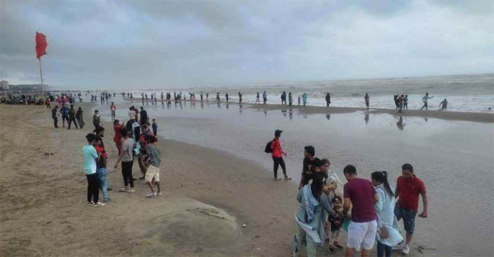 কক্সবাজার সৈকতে নেমে এক পর্যটকের মৃত্যু, নিখোঁজ আরও একজন