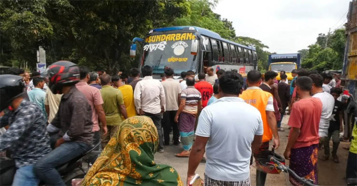 বাসচাপায় স্ত্রীসহ সেনাসদস্য নিহত
