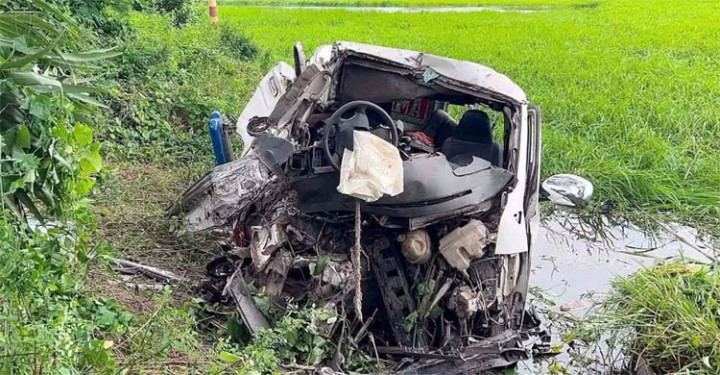 অ্যাম্বুলেন্স-কাভার্ডভ্যান সংঘর্ষে নারী নিহত. আহত ৭