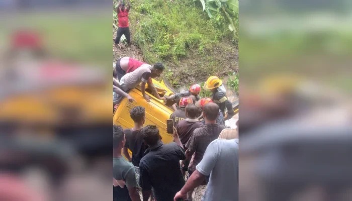 সিলেটে ৯৯৯-এ ফোন, খাদে পড়া ডাম্পট্রাক থেকে চালককে উদ্ধার