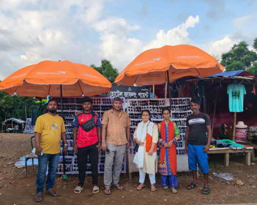 জাফলংয়ে ওয়ার্ল্ড ভিশনের পরিচ্ছন্নতা অভিযান ও ছাতা বিতরণ