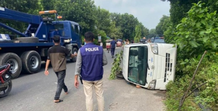 আসামি বহনকারী পুলিশের গাড়ি উল্টে নিহত ১, আহত ১০