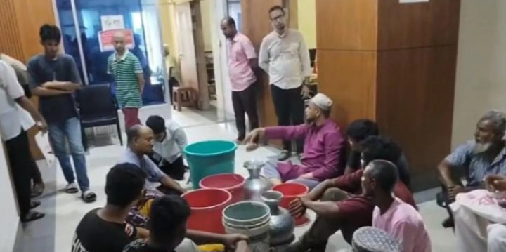 সিলেট সিটি করপোরেশনে বিক্ষোভ ও ভাঙচুর, আটক ৬