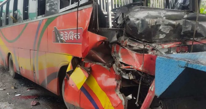 বাস ও কাভার্ডভ্যান সংঘর্ষে ৩ জন নিহত