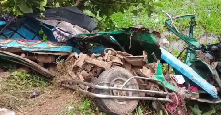 সিএনজি অটোরিকশা - কাভার্ডভ্যানের মুখোমুখি সংঘর্ষে নিহত ৩
