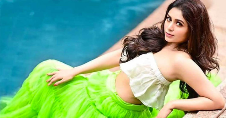 অভিনেত্রীর  ভিডিও ভাইরাল, নেটদুনিয়া তোলপাড়!