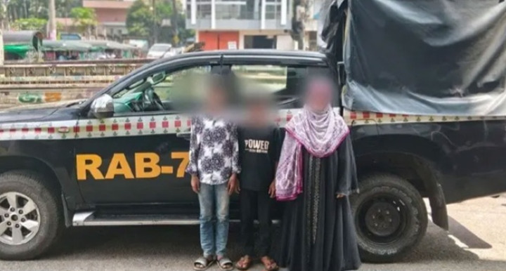 দুই শিশুর পেটে ভরে ইয়াবা পাচার করতে গিয়ে আটক নারী